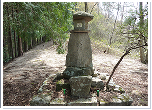 登山口の石灯