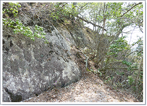 岩盤の郭跡