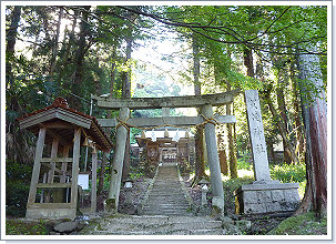 尼子氏の家臣、藤原某の居館跡と伝える。