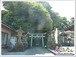 粟嶋神社正面と麓の鳥居