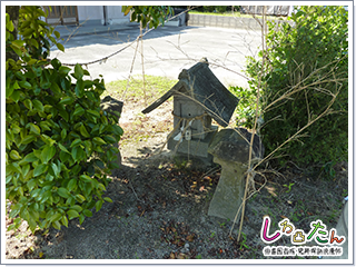 南東へ少し離れた場所に祠