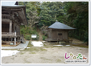 長台寺境内の奥に登山口