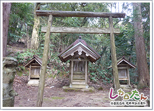 登山口を登ると祠