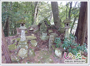 土塁上に石仏など（長台寺側の麓）