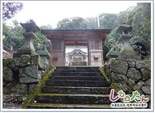 白山神社の山門